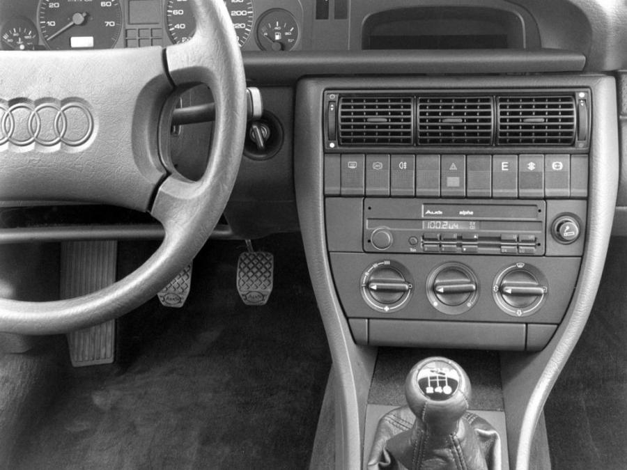 Детали интерьера Audi duo (C4) 1992 года  (фото 3 из 4)